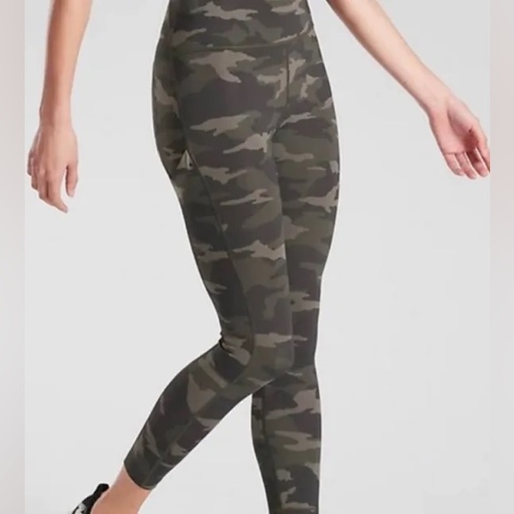 Athleta Pants - Athleta Ultimate Stash Pocket Camo 7/8 Tight Pant Yoga Olive Size M NWoT